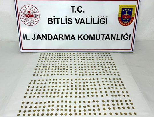 Bitlis'te durdurulan otomobilde Roma dönemine ait 500 sikke ele geçirildi