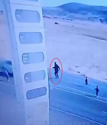 Yola çıkan çocukları yakalamak isterken otomobil çarptı, öldü