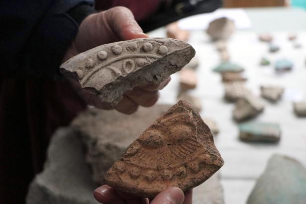 Tarlada bulunan çatı kiremidi, yıllar sonra uluslararası arkeolojik keşfin kapısını araladı