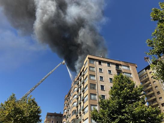 8 katlı binanın çatısında yangın