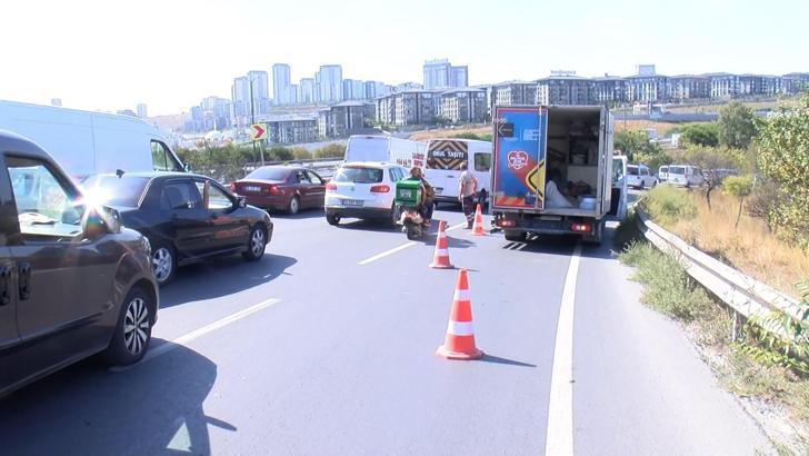 İstanbul - Başakşehir'de yola düşen mermerler trafik yoğunluğu oluşturdu; su tankerinin lastiği patladı