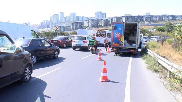 Başakşehir'de yola düşen mermerler trafik yoğunluğu oluşturdu; su tankerinin lastiği patladı