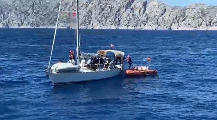 Muğla açıklarında yelkenlide 27 kaçak göçmen ve 2 organizatör şüphelisi yakalandı