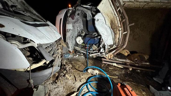 Diyarbakır’da kamyonetler çarpıştı: 2 ölü, 1 yaralı
