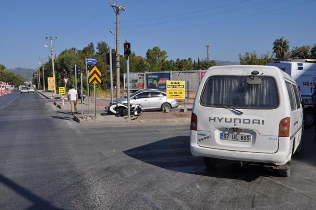 Minibüsle çarpışan motosikletli yaralandı
