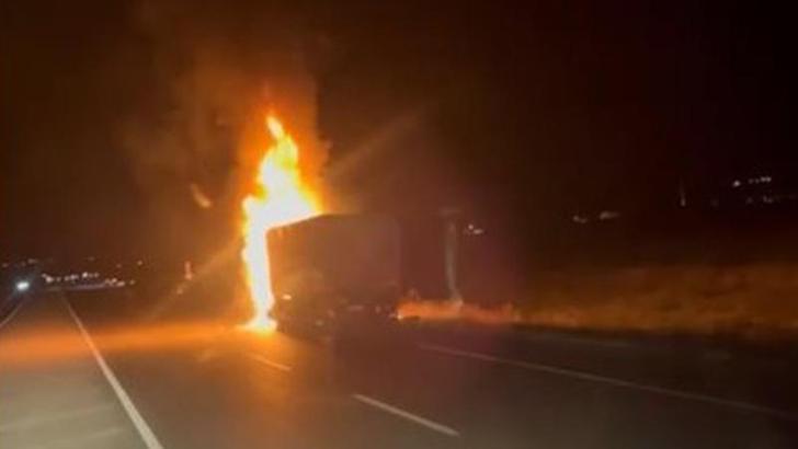 Çorum'da TIR alev alev yandı