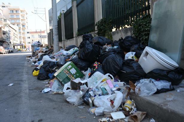 İzmir'de çöp yığınları tepkiye neden oldu
