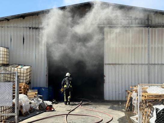 Seradan depoya sıçrayan yangın söndürüldü