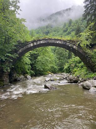 Asırlara meydan okuyan tarihi taş köprü selde yıkıldı