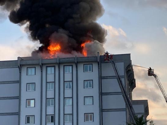 8 katlı binanın çatısı, yalıtım ve kaplamanın ardından yandı