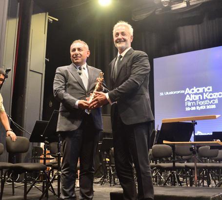 Altın Koza'da 'Onur Ödülü' Mehmet Aslantuğ ve Meral Orhonsay'a