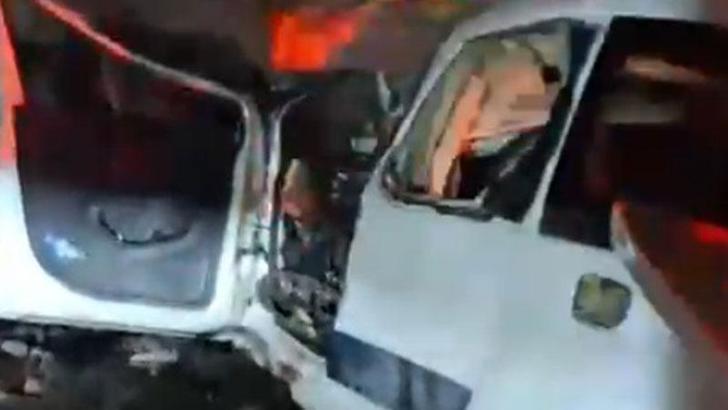 Hafif ticari araç, kamyona arkadan çarptı: 2 ölü, 1 yaralı