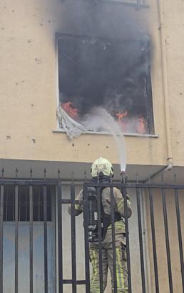 İstanbul - Ataşehir'de 5 katlı binada çıkan yangın söndürüldü