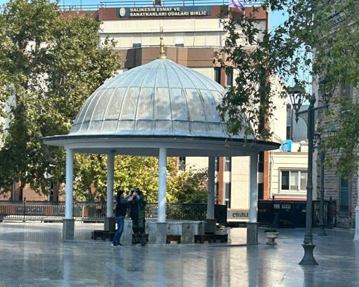 Tarihi caminin avlusuna bırakılan çanta fünye ile patlatıldı