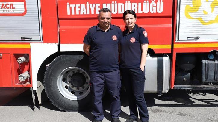 İtfaiyeci çift, alevlerle savaşıyor