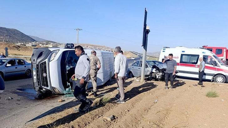 Gaziantep’te otomobil ile minibüs çarpıştı: 6 yaralı
