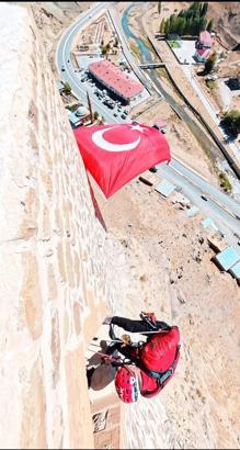 Rüzgarın zarar verdiği tarihi Hoşap Kalesi'ndeki Türk bayrağının yenisi surlara asıldı