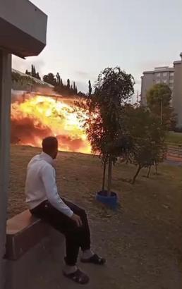 İstanbul- Küçükçekmece'de kargo kamyoneti alev alev yandı