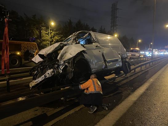 İstanbul- Ümraniye'de, bariyerlere çıkan hafif ticari aracın sürücüsü yaralandı