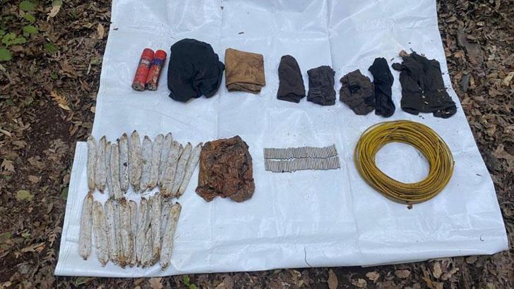 PKK'lı teröristlerin kullandığı mağarada patlayıcı maddeler ele geçirildi