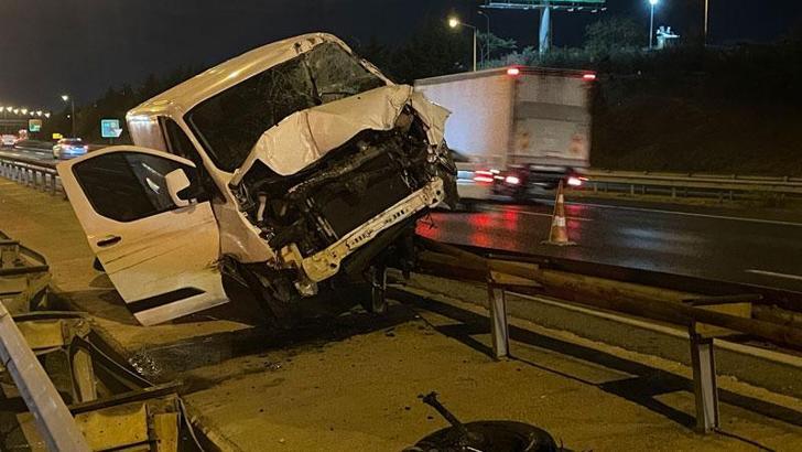 Ümraniye'de, bariyerlere çıkan hafif ticari aracın sürücüsü yaralandı