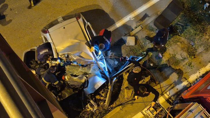 Otomobil, üst geçidin ayağına çarptı: 2 ölü