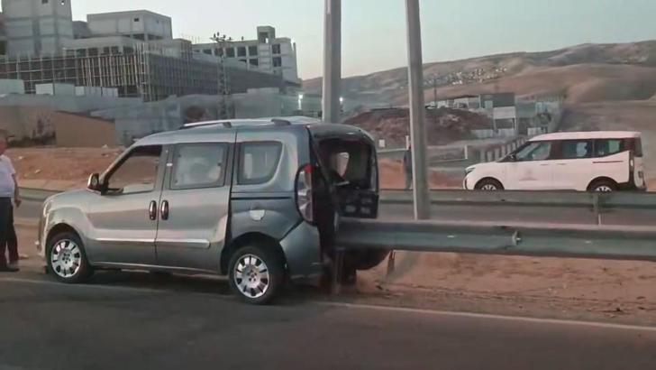 Otomobil ile çarpışan hafif ticari araç, bariyerlere saplandı; 1 yaralı