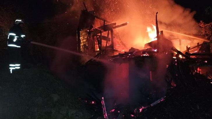 Ordu'da 2 katlı ahşap ev yandı