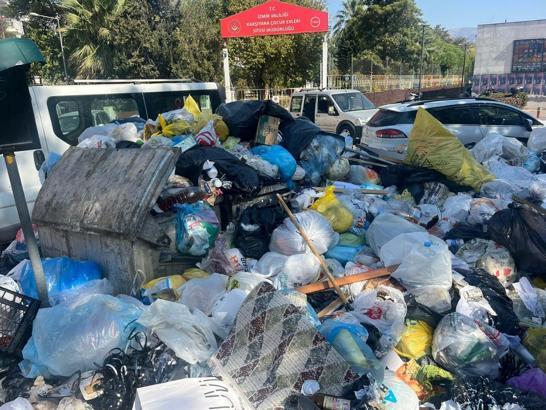 Karşıyaka'da eylem bitti; çöpler bugün de toplanmadı