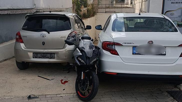 Motosiklet, otomobile çarpıp başka aracın üzerine düştü; 1 yaralı
