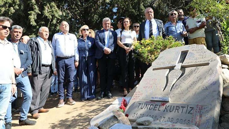 Tuncel Kurtiz, ölümünün 12'nci yıl dönümünde mezarı başında anıldı