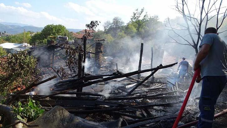 Evde çıkan yangın ormana sıçramadan söndürüldü