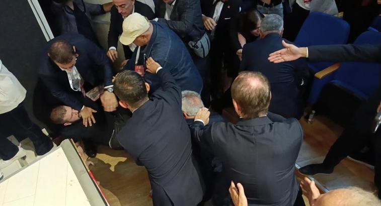 Kocaeli’de CHP ilçe kongresinde partililer kavga etti