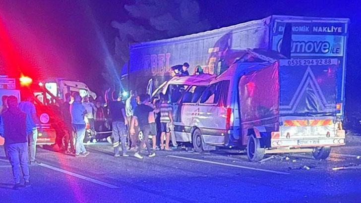 Tarım işçilerini taşıyan minibüs TIR'a çarptı; 3 ölü, 16 yaralı