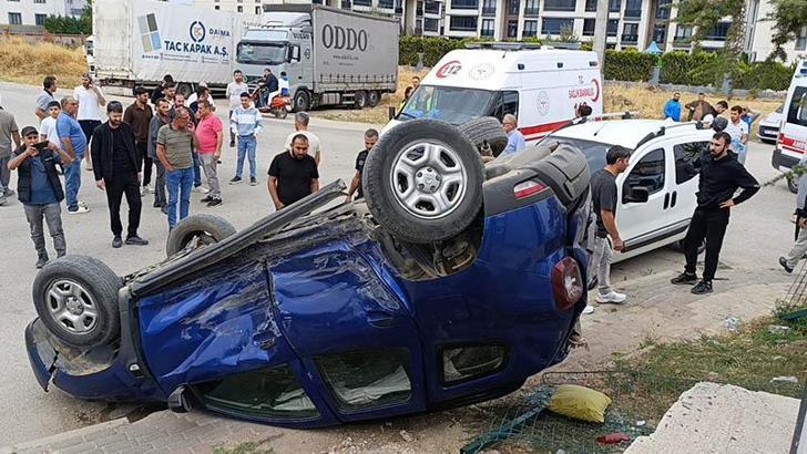 Hafif ticari araçla çarpışan cip takla attı; 3 yaralı