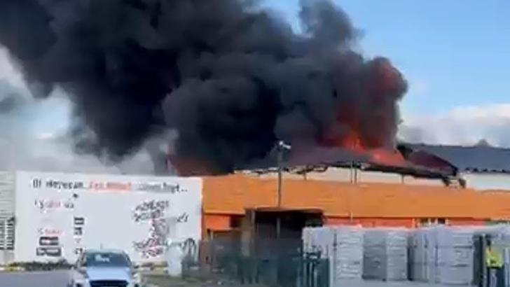 Erzurum’da terlik fabrikasının hammadde deposunda yangın