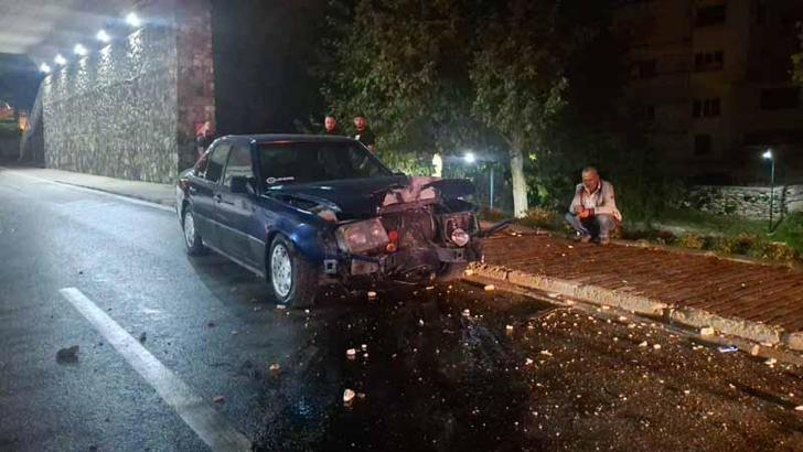 Bursa’da aydınlatma direğine çarpan sürücü, otomobilini bırakıp kaçtı