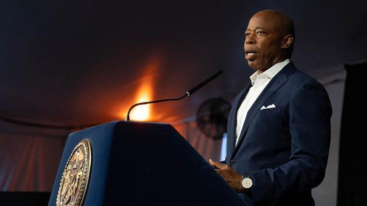 New York Belediye Başkanı Adams, seçim kampanyasından çekildi