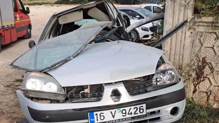 Bahçe duvarına çarpan otomobilde sıkışan sürücü ağır yaralandı