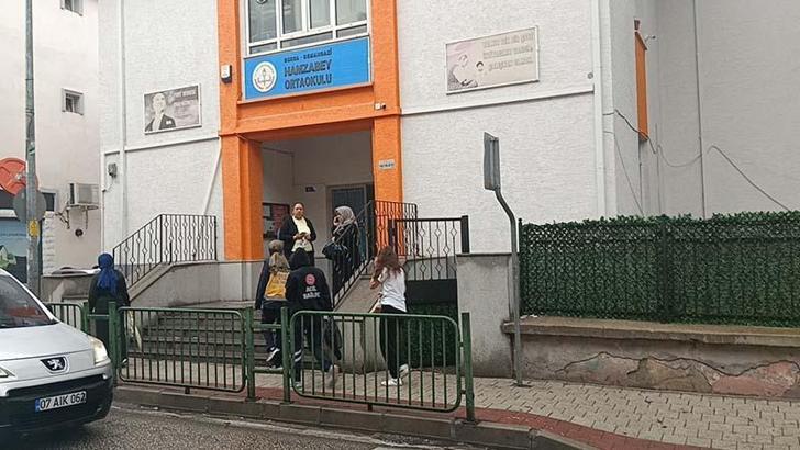 Kantinden şeker alıp yiyen 9 öğrenci, zehirlenme şüphesiyle hastaneye kaldırıldı