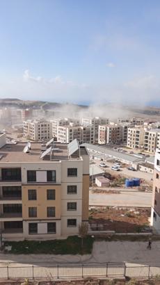 Kule vinç, binanın üzerine devrildi