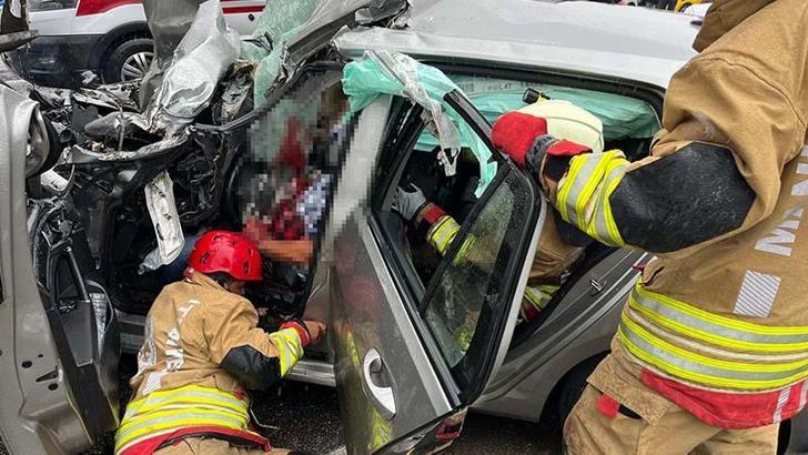 Manisa'da TIR, kamyonet ve 3 otomobilin karıştığı zincirleme kaza: 1 ölü, 2 yaralı