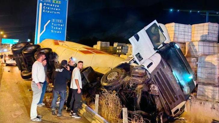 Devrilen tankerin şoförü yaralandı