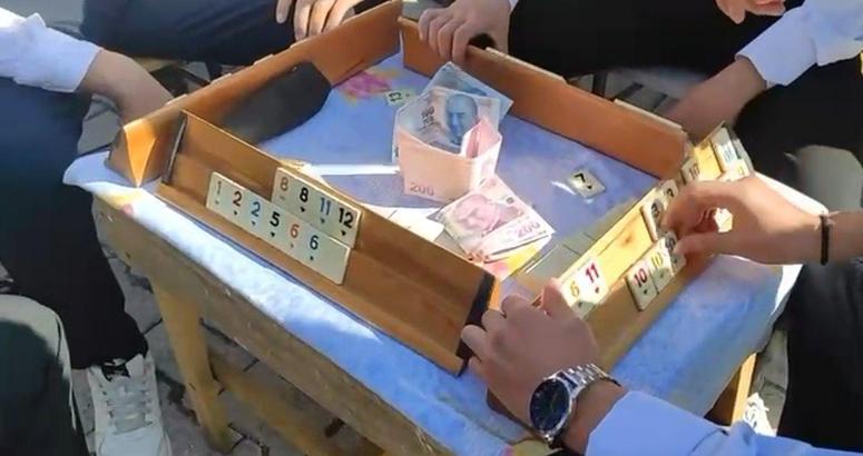 Düğün konvoyu önüne okey masası kurup bahşiş aldılar