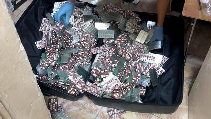 Üst aramalarında 167, çıktıkları evde 10 bin 386 uyuşturucu hap ele geçirildi