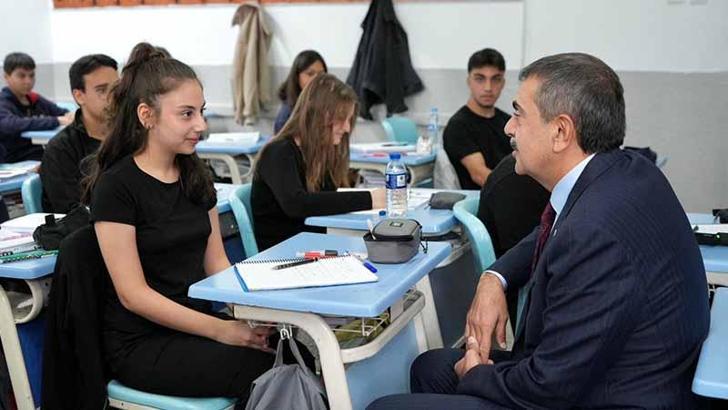 Bakan Tekin'den, Çankaya Betül Can Anadolu Lisesi'ne ziyaret