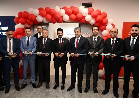 Osmaniye Devlet Hastanesi’nde Türkiye’nin ilk hastane içi halk kütüphanesi açıldı