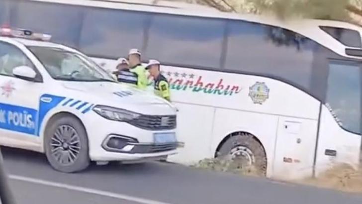 Otobüsle çarpışan otomobildeki aynı aileden 4 kişi öldü