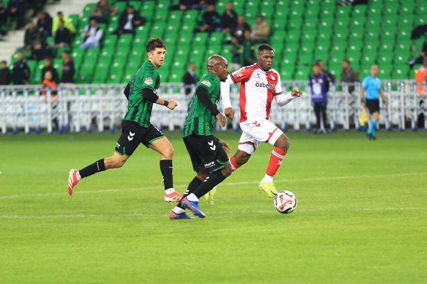 Sakaryaspor 7 yabancıyla maçı tamamladı, Sivasspor federasyona başvurdu