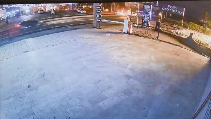 İstanbul - Büyükçekmece'de polis aracıyla hafif ticari araç çarpıştı: 1 ölü, 2' si polis 4 yaralı